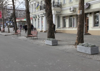 Популярная «стоянка» по ул. Советской у гостиницы «Континент» в Николаеве теперь для водителей недоступна