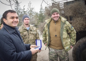 Мериков и Бриченко побывали в гостях у «79-ки» – и гостинцы привезли, и награды вручили