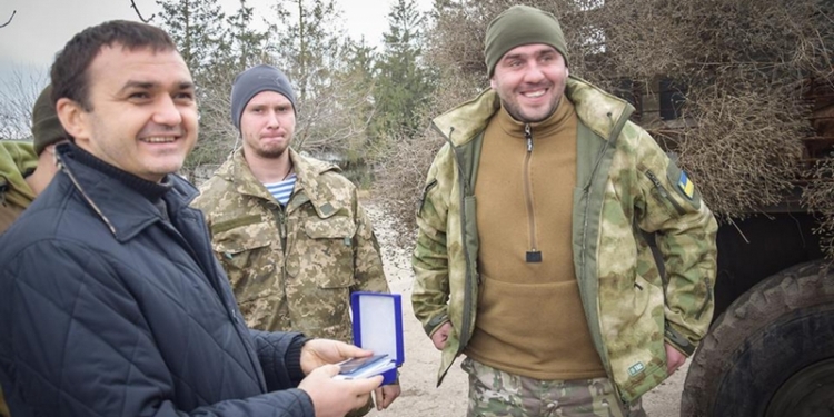 Мериков и Бриченко побывали в гостях у «79-ки» – и гостинцы привезли, и награды вручили