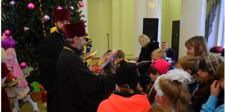 Когда власть и священнослужители объединяют усилия: в Первомайске с Днем Святого Николая поздравили детей-сирот и детей из малообеспеченных семей