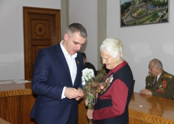 Мэр Николаева вручил памятные медали ветеранам Второй мировой войны и войны в Афганистане