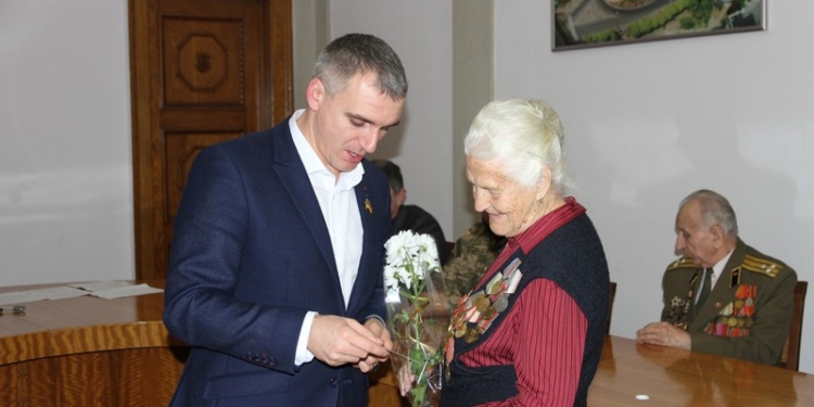 Мэр Николаева вручил памятные медали ветеранам Второй мировой войны и войны в Афганистане