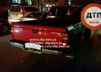 В Киеве Nissan протаранил автомобиль Toyota посольства США