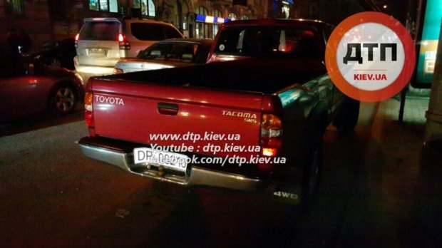 В Киеве Nissan протаранил автомобиль Toyota посольства США