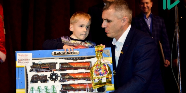 Творим чудо: николаевцы стали дедами морозами для 180 ребят