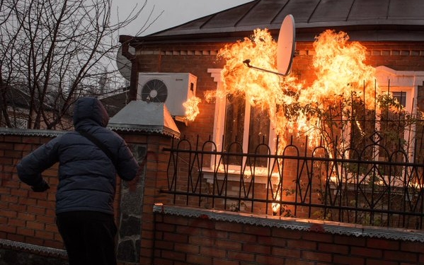 На Харьковщине активисты “Азова” закидали коктейлями Молотова дома полицейских