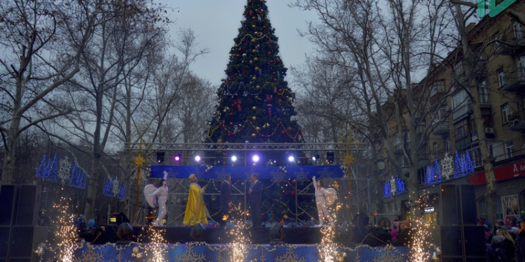 Святой Николай, мэр и нардеп зажгли в Николаеве Главную городскую елку