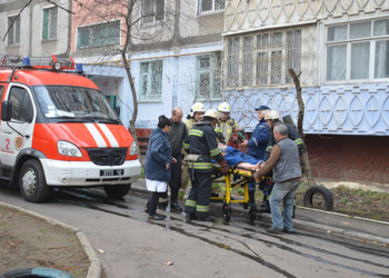 На Николаевщине спасатели ликвидировали пожар в жилом доме, квартире и спасли пожилую женщину