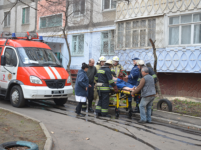 На Николаевщине спасатели ликвидировали пожар в жилом доме, квартире и спасли пожилую женщину 1
