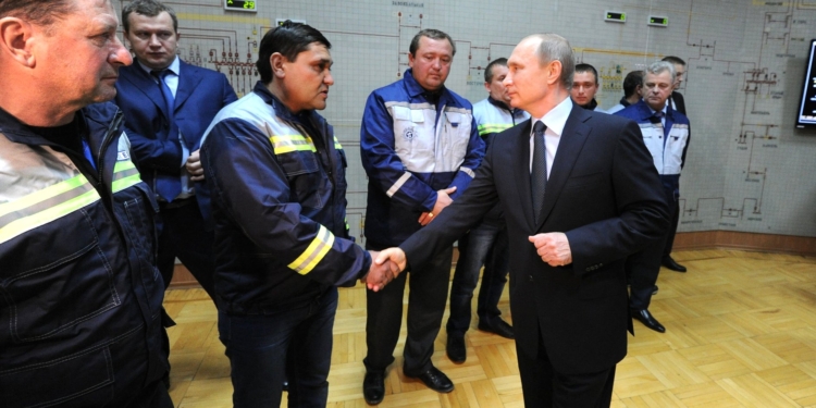 В РФ отчитались о запуске энергомоста в Крым и готовности “тянуть газ” с Кавказа