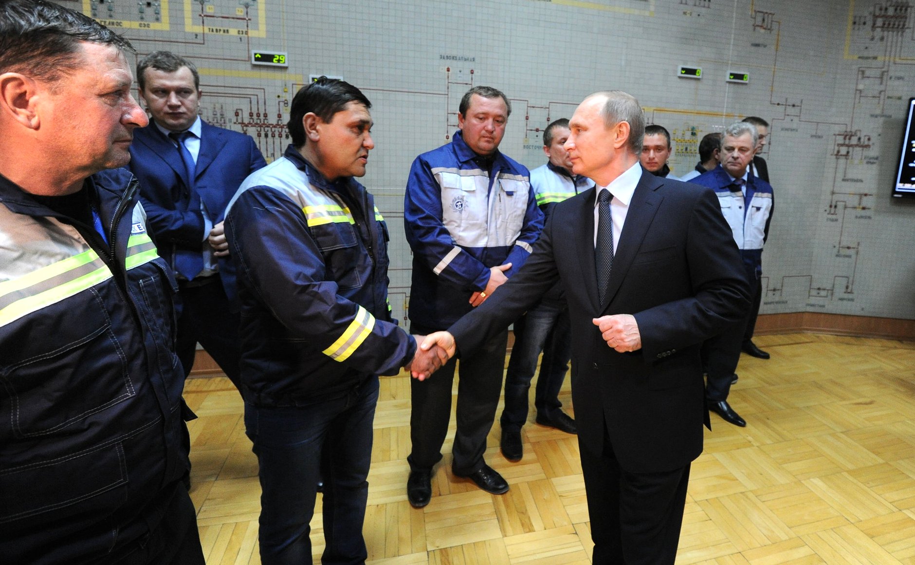 В РФ отчитались о запуске энергомоста в Крым и готовности “тянуть газ” с Кавказа