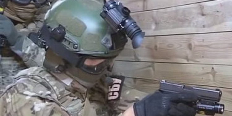 В Киеве СБУ задержала российскую ДРГ, которая могла планировать взрывы в столичном и харьковском метро. Один боец «Альфы» погиб