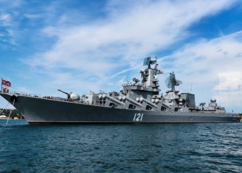 Сопровождают. Турецкие подводные лодки окружили крейсер “Москва”