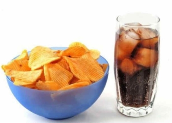 Группа подростков в Николаеве ограбила продуктовый магазин – унесла газировку, соки и чипсы