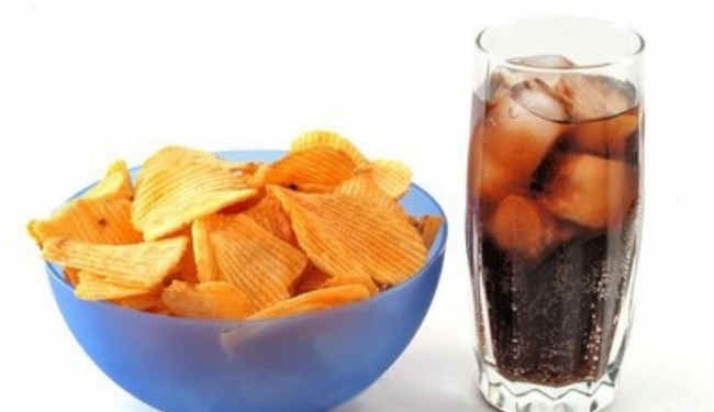 Группа подростков в Николаеве ограбила продуктовый магазин – унесла газировку, соки и чипсы