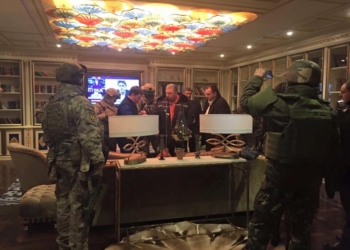 Поздно вечером сотрудники СБУ вломились в квартиру Корбана с обыском и увезли его