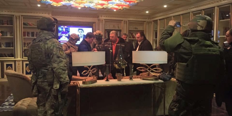 Поздно вечером сотрудники СБУ вломились в квартиру Корбана с обыском и увезли его