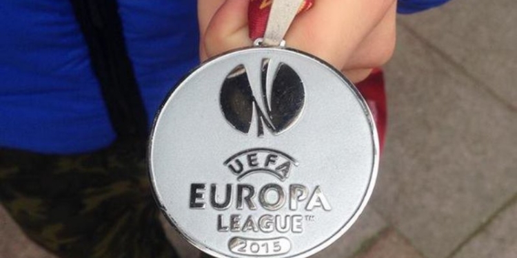 Форвард «Днепра» Зозуля продает медаль финалиста Лиги Европы, чтобы помочь армии