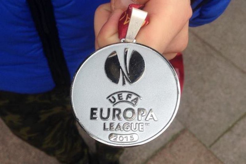 Форвард «Днепра» Зозуля продает медаль финалиста Лиги Европы, чтобы помочь армии 2