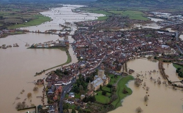 Пророчества сбываются? В Англии масштабное наводнение. Власть эвакуирует людей