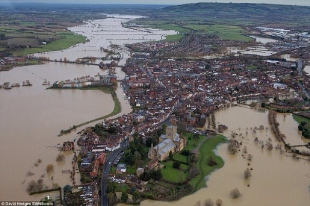 Пророчества сбываются? В Англии масштабное наводнение. Власть эвакуирует людей 1