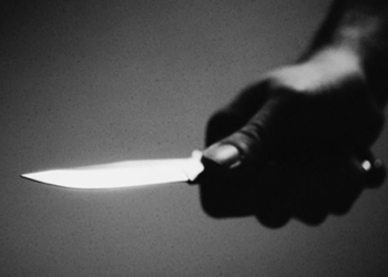 В Южноукраинске неизвестный, угрожая ножом, отобрал у продавщицы магазина 2000 гривен и мобильный телефон