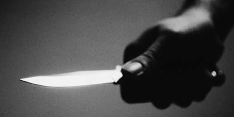 В Южноукраинске неизвестный, угрожая ножом, отобрал у продавщицы магазина 2000 гривен и мобильный телефон