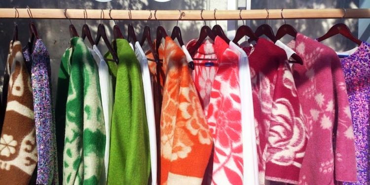 Тепло, уютно и…дорого. Эстонские модельеры создали коллекцию пальто из старых советских одеял