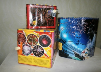 В Николаеве полицейские изымают пиротехнику, которую реализуют с нарушением правил