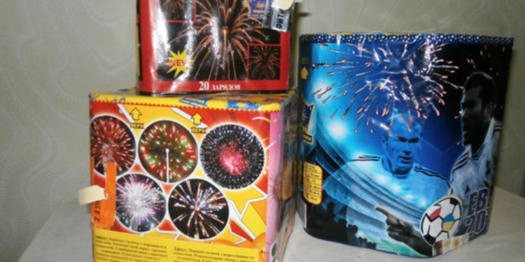 В Николаеве полицейские изымают пиротехнику, которую реализуют с нарушением правил