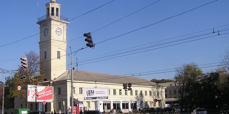В Полтаве общественники выбили дверь в кабинете мэра, требуя продолжения сессии горсовета