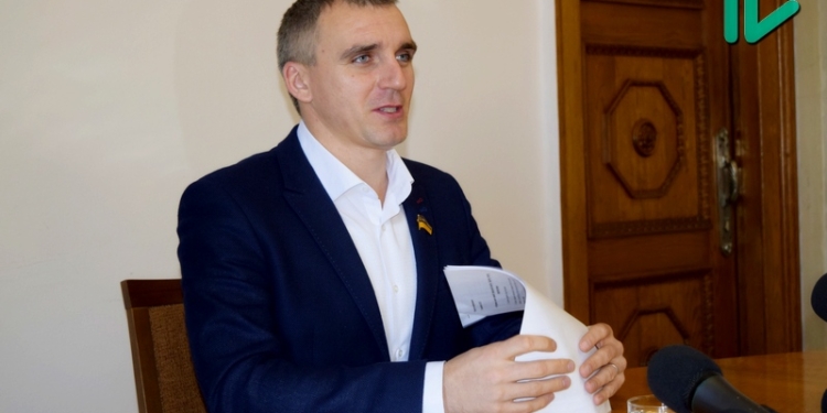 Сенкевич рассматривает возможность введения платного проезда по николаевским мостам для грузовиков