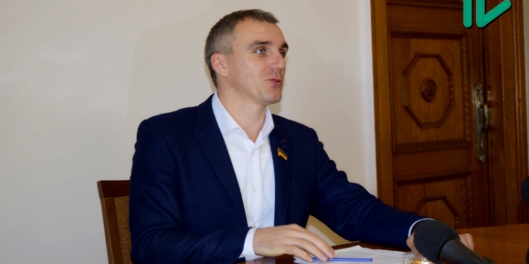 Сенкевич рассматривает возможность введения платного проезда по николаевским мостам для грузовиков