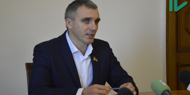 Сенкевич рассматривает возможность введения платного проезда по николаевским мостам для грузовиков