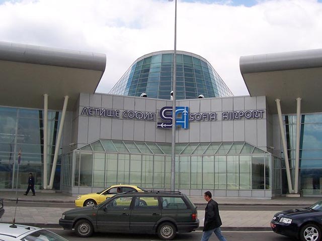 В Софии рядом с аэропортом обнаружен микроавтобус со взрывным устройством 1