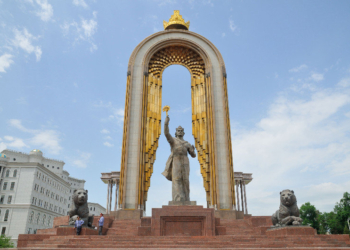 В Таджикистане в школах запретили елки, подарки и застолья