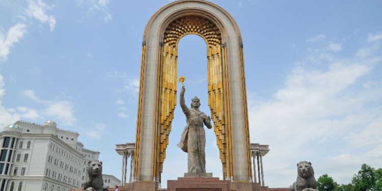 В Таджикистане в школах запретили елки, подарки и застолья