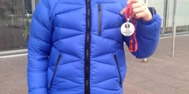 Форвард «Днепра» Зозуля продает медаль финалиста Лиги Европы, чтобы помочь армии