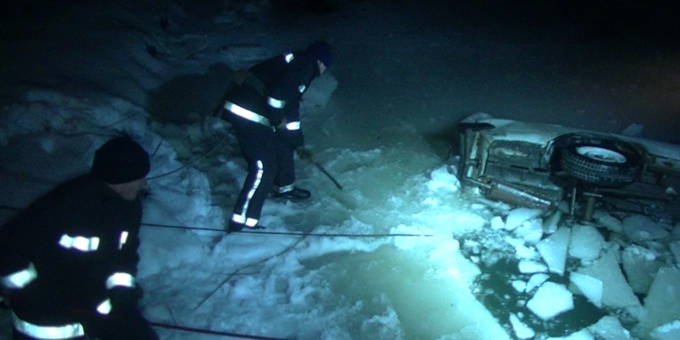 В Харькове машина слетела со скользкого моста и провалилась под лед. Водитель погиб