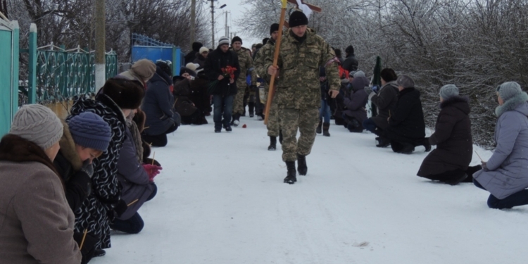 Стоя на коленях в снегу, Снигиревщина простилась с героями, погибшими в АТО