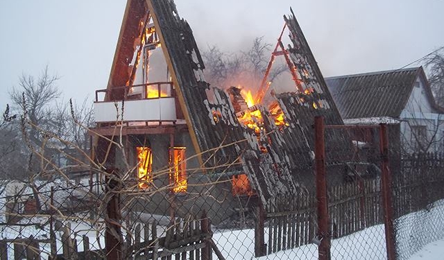 Не только снег, но и пожары: неподалеку от Николаева горел дачный домик