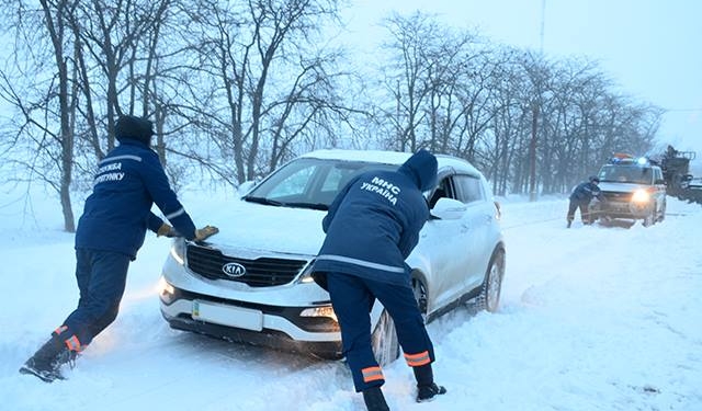 Снежные сводки Николаевщины: без света – 68 населенных пунктов, из сугробов вытащили более 160 авто