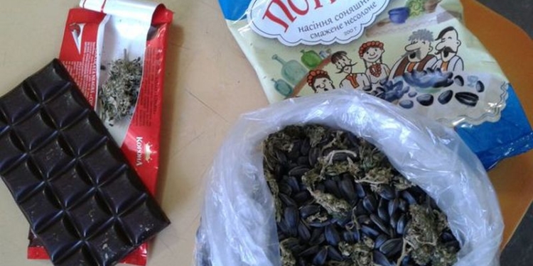 Такие «Потішки»: на Николаевщине осужденному пытались передать коноплю в шоколадке и семечках