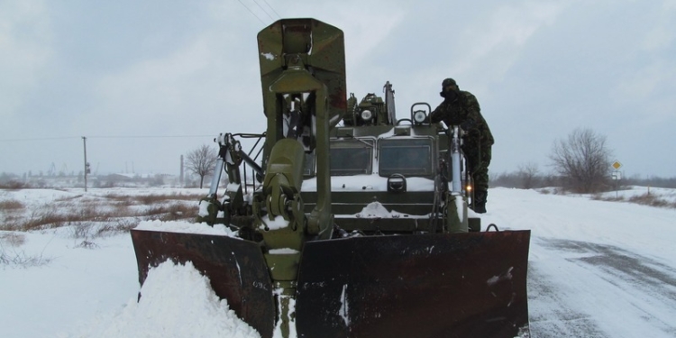 Вклад военных в борьбу со снегом: за сутки на Николаевщине и Одесчине расчищено 70 км автодорог