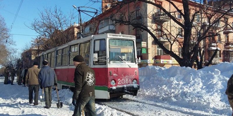 Коммунальщики и морпехи освобождают из снежного плена трамвайные пути в Николаеве