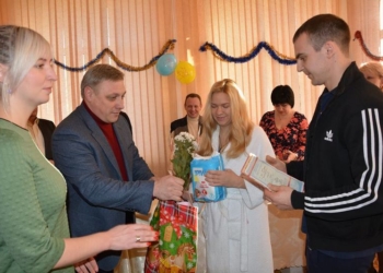 Всеукраинский флеш-моб от Минюста: родителям 15 малышей, появившихся на свет в Николаевском роддоме №2, вручили свидетельства о рождении