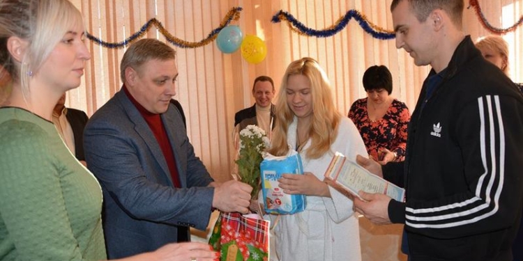 Всеукраинский флеш-моб от Минюста: родителям 15 малышей, появившихся на свет в Николаевском роддоме №2, вручили свидетельства о рождении