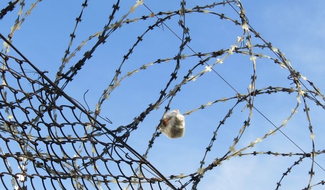 Видит око, да зуб неймет: пакет с коноплей и прочими излишествами зацепился за колючую проволоку в зоне ограждения Ольшанской колонии