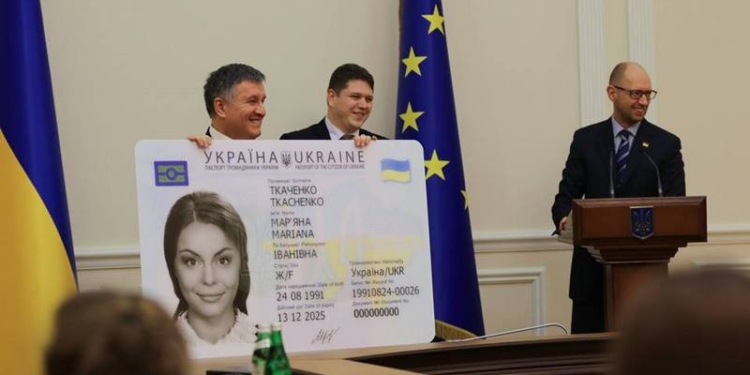 Первые 16-летних получили свои паспорта-карточки с чипом – Аваков обещает, что через 4 года у каждого украинца будет такой паспорт