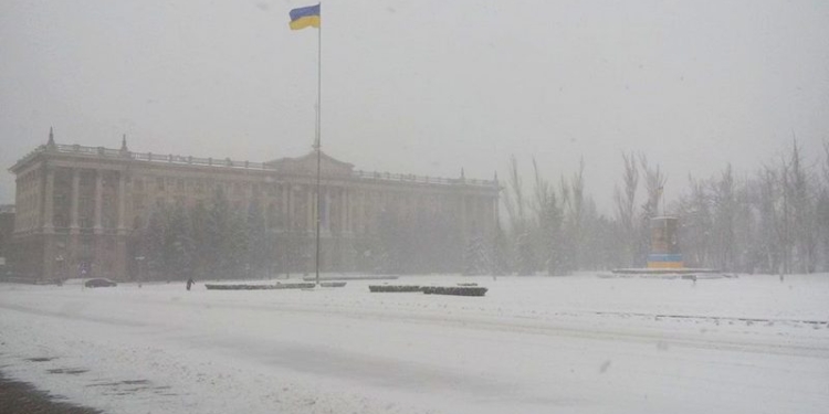 Снегопад в Николаеве: коммунальщики пытаются бороться со стихией